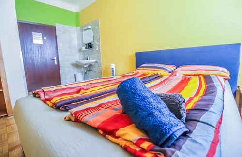 Rudolfsheim-Funfhaus Apartment | Budget-Friendly Studio for 2 with Child-Friendly Amenities