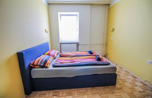 Rudolfsheim-Funfhaus Apartment | Budget-Friendly Studio for 2 with Child-Friendly Amenities