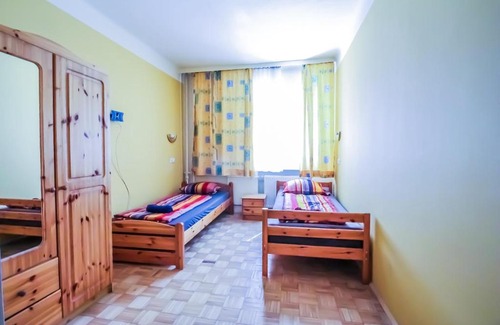 Rudolfsheim-Funfhaus Apartment | Budget-Friendly Studio for 2 with Child-Friendly Amenities