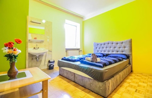 Rudolfsheim-Funfhaus Apartment | Budget-Friendly Studio for 2 with Child-Friendly Amenities