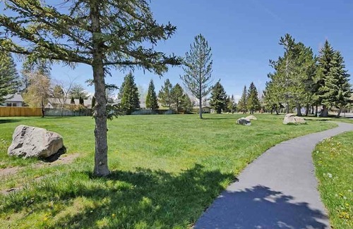 Tahoe Keys Condo | Budget-Friendly Waterfront Condo for 6 with Marina Views