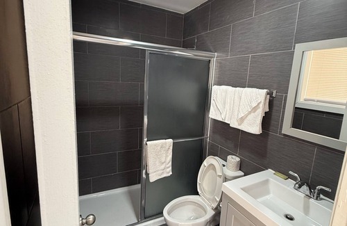 Hampton Hotel | Budget-Friendly Economy 7 Inn Hampton with Breakfast Included
