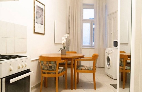 Rudolfsheim-Funfhaus Apartment | Budget-Friendly Apartment with Kitchen, Perfectly Connected
