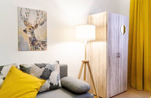 Rudolfsheim-Funfhaus Apartment | Budget-Friendly Apartment with Kitchen, Perfectly Connected