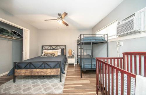 Park Place Apartment | Economy HTX Stay I Sleeps 6 I Parking I MedCenter