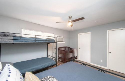 Park Place Apartment | Economy HTX Stay I Sleeps 6 I Parking I MedCenter