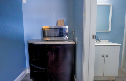 Buttonwillow Hotel | Budget-Friendly Econo Lodge I-5 with Eco Amenities