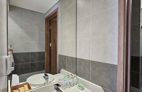 Van Giang Apartment | Discover Ecopark Thành Phố Xanh: Poolside Relaxation Awaits