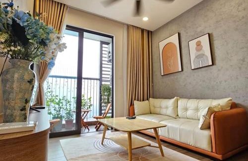 Van Giang Apartment | Discover Ecopark Thành Phố Xanh: Poolside Relaxation Awaits