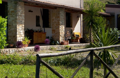 Frascinelle Apartment | Eco Retreat: Explore Nature, History, and Family-Friendly Fun