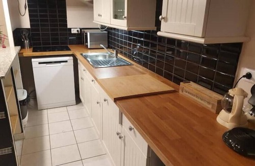 Les Serres - Vivier Apartment | Peaceful Ecully Apartment: Family-Friendly Retreat Awaits