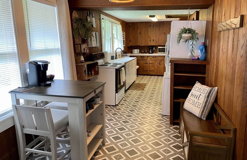 Hendersonville Cottage | Dog-Friendly Barn House: 9.8 Rated, Steps from Downtown!