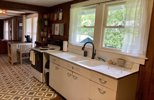 Hendersonville Cottage | Dog-Friendly Barn House: 9.8 Rated, Steps from Downtown!