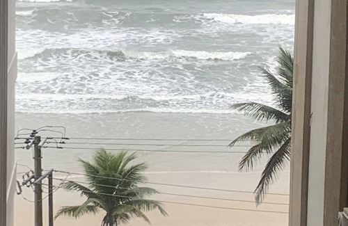 Pitangueiras Apartment | Cozy Ed. Saquarema: Oceanfront Retreat with Spa & Breakfast