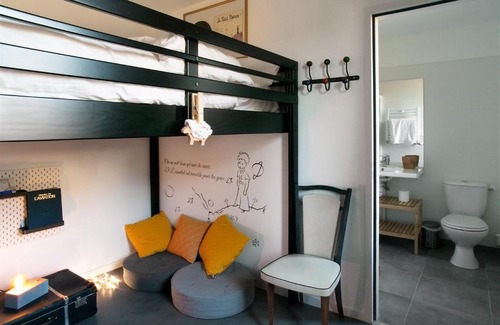 Dol-de-Bretagne Hotel | Discover Edd Hostel: Guest Rated 9/10 with Breakfast & Kitchen