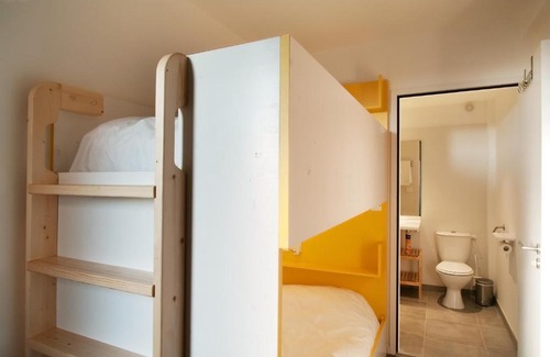 Dol-de-Bretagne Hotel | Discover Edd Hostel: Guest Rated 9/10 with Breakfast & Kitchen