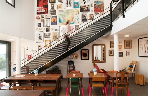 Dol-de-Bretagne Hotel | Discover Edd Hostel: Guest Rated 9/10 with Breakfast & Kitchen