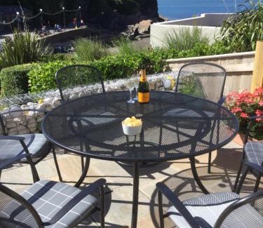 Hele House | Experience Eddies by the Sea: Oceanfront Getaway with a 9.8 Rating