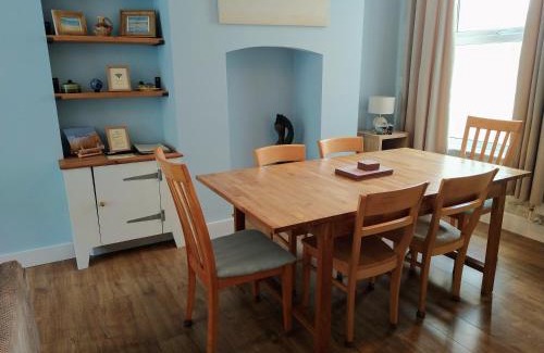 Hele House | Experience Eddies by the Sea: Oceanfront Getaway with a 9.8 Rating