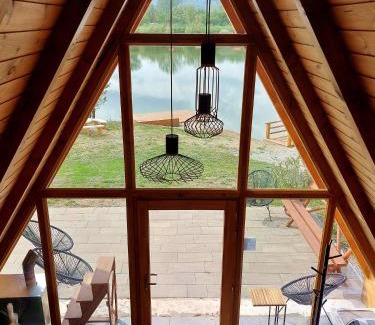 Szogliget Apartment | Discover Edelin Lake House: Pet-Friendly Retreat with Hot Tub
