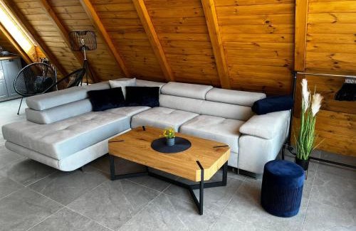Szogliget Apartment | Discover Edelin Lake House: Pet-Friendly Retreat with Hot Tub