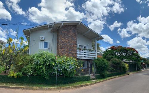 Feliz House | Highly Rated Edelweiss Haus: Family-Friendly & Accessible Stay