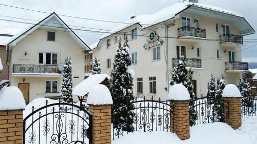 Polyana Hotel | Discover Edelweiss: Pet-Friendly Retreat with Hot Tub