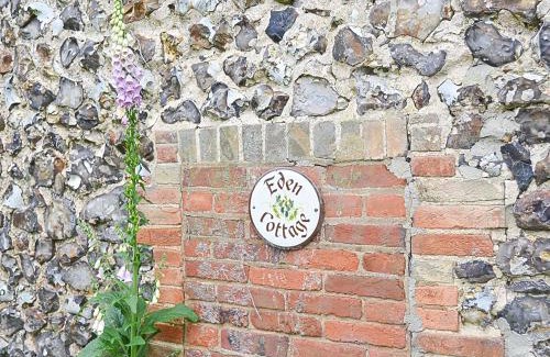Irstead House | Idyllic Eden Cottage: Child-Friendly Retreat with 10/10 Score