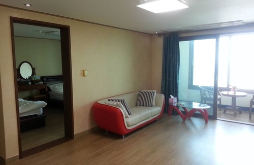 Downtown Apartment | Budget-Friendly Eden Hostel with Breakfast & Kitchen Access