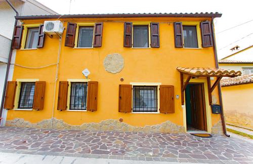 Cartoceto Bed & Breakfast | Discover Eden Lilli B&B: Pet-Friendly Retreat with Hot Tub