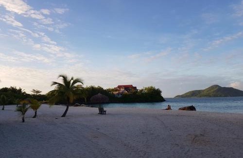Eden Island Apartment | Oceanfront Eden Apartment P13 A2 with Hot Tub & Pool