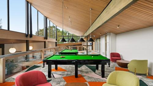 East Geelong Hotel | Relax at Eden Oak Geelong with Ocean Views & Family Amenities