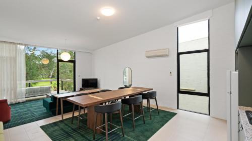 East Geelong Hotel | Relax at Eden Oak Geelong with Ocean Views & Family Amenities