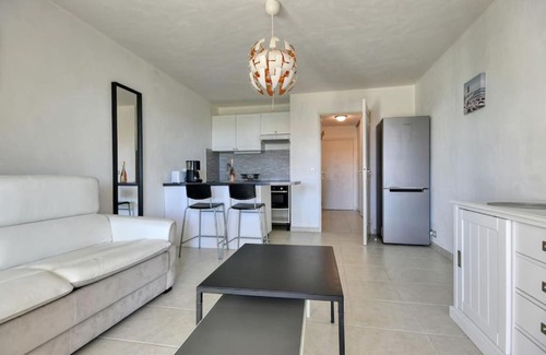 Saint-Laurent-du-Var Apartment | Inviting Eden Park with Pool and Pet-Friendly Amenities