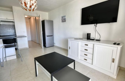 Saint-Laurent-du-Var Apartment | Inviting Eden Park with Pool and Pet-Friendly Amenities