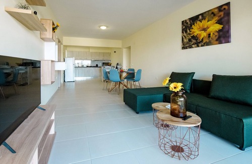 Petaloudes Apartment | Bright Eden's Sunflower Apartment with Sea View & Breakfast