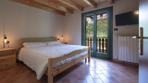 Monno Apartment | Discover Eden View: Family-Friendly with Hot Tub Amenities