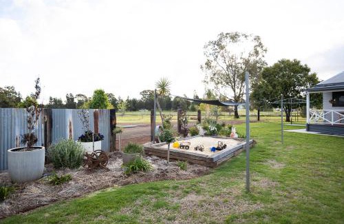 Parkes House | Peaceful EdenValley with Manicured Gardens & Fire Pit