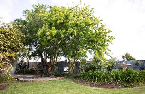 Parkes House | Peaceful EdenValley with Manicured Gardens & Fire Pit