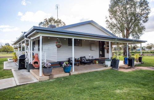 Parkes House | Peaceful EdenValley with Manicured Gardens & Fire Pit