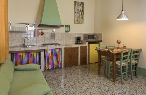 Castel San Gimignano Apartment | Relaxing Edera Apartment in Picturesque San Gimignano