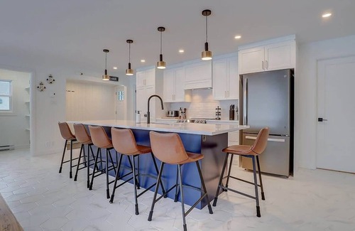 Stanstead Township Ski Chalet | Relax at Edge of Lake Lac Lovering - Spa & Hot Tub Oasis