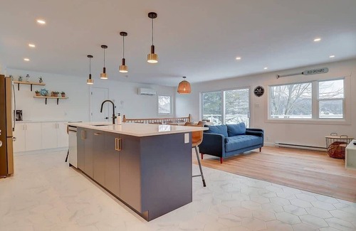 Stanstead Township Ski Chalet | Relax at Edge of Lake Lac Lovering - Spa & Hot Tub Oasis