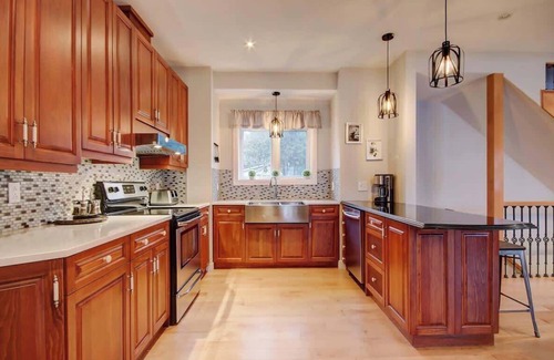Stanstead Township Ski Chalet | Serene Edge of Lake Lovering - Spa & Hot Tub Retreat