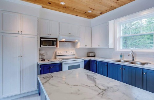 Stanstead Township Ski Chalet | Relax at Edge of Lake Lovering with Spa & Scenic Views