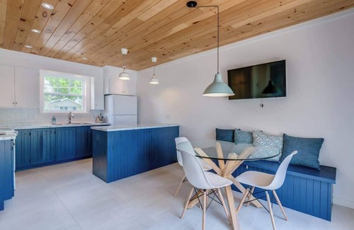 Stanstead Township Ski Chalet | Relax at Edge of Lake Lovering with Spa & Scenic Views
