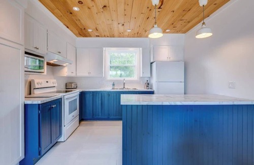 Stanstead Township Ski Chalet | Relax at Edge of Lake Lovering with Spa & Scenic Views