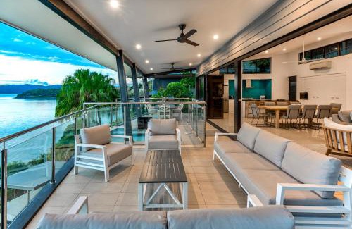 Hamilton Island Apartment | Oceanfront Edge Penthouse on Hamilton Island with Pool