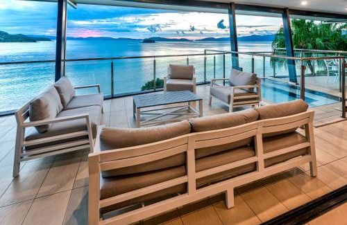 Hamilton Island Apartment | Oceanfront Edge Penthouse on Hamilton Island with Pool
