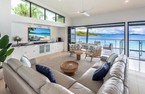 Hamilton Island Apartment | Oceanfront Edge Penthouse on Hamilton Island with Pool